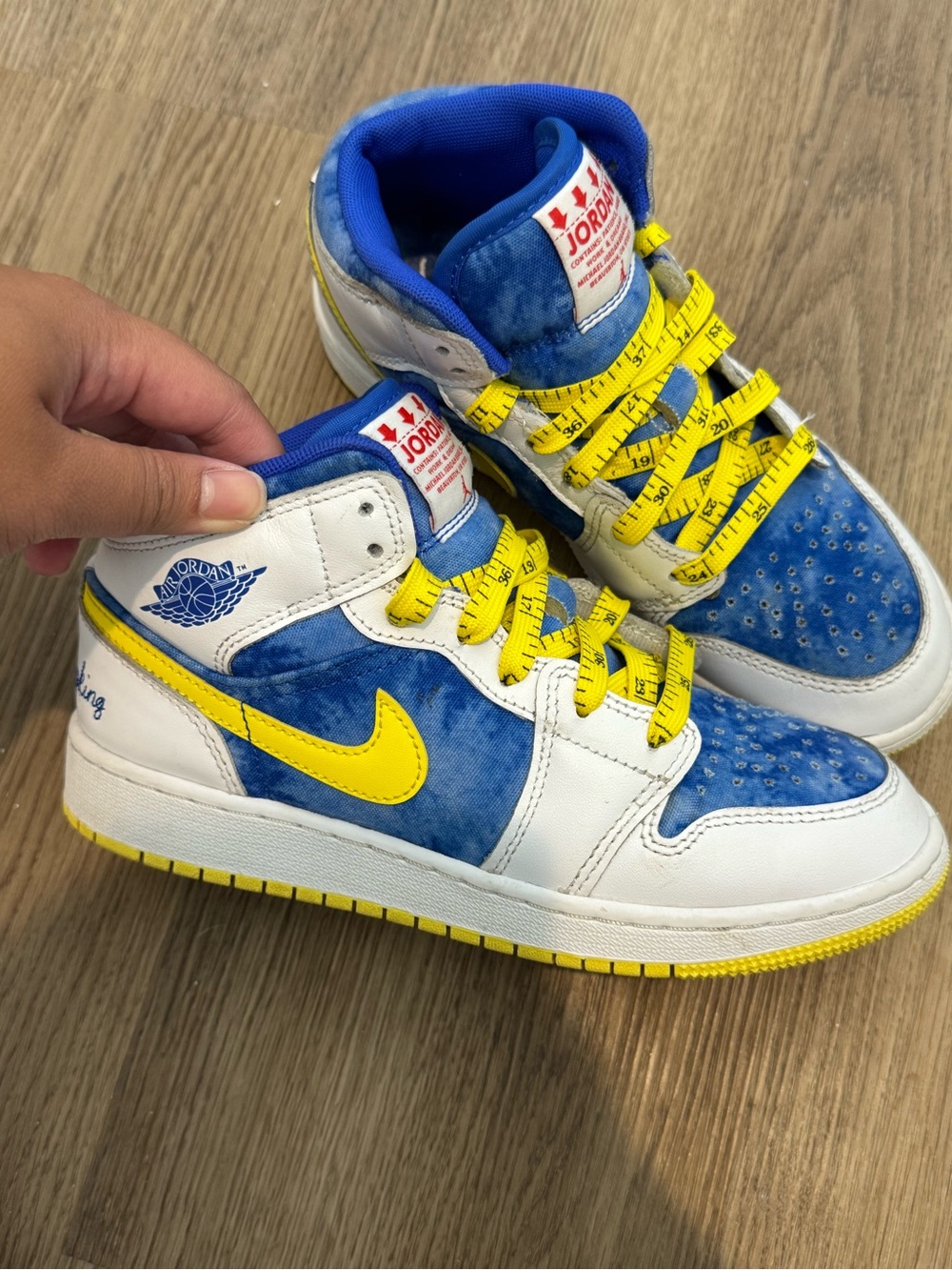 Jordan 1 Mid Sneaker School “Be Tall In Your Thinking” (GS) 4Y